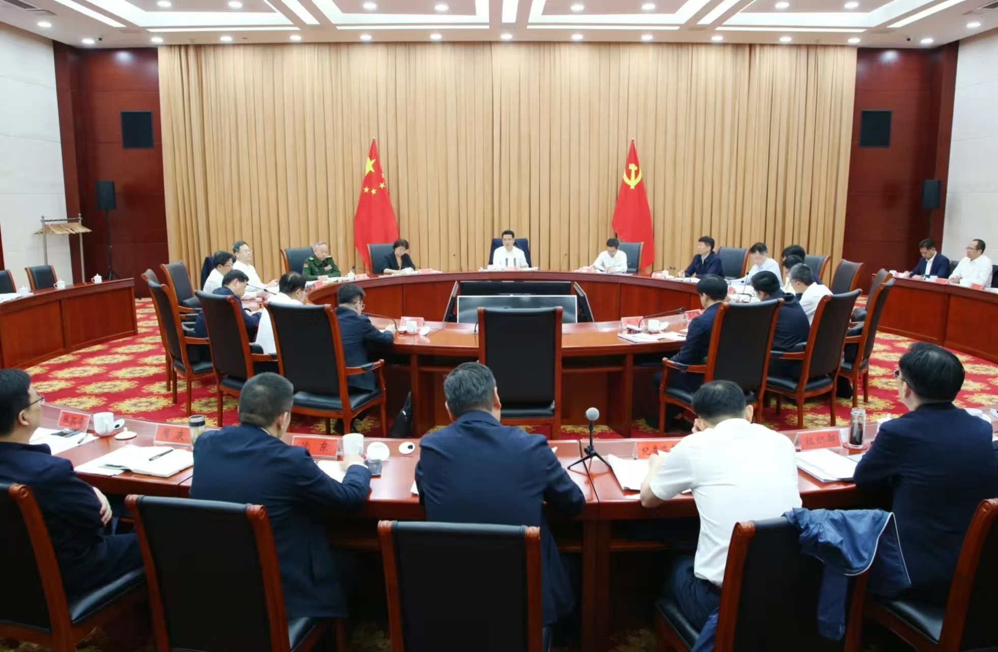 市委全面依法治市委员会召开第八次会议暨专题述
