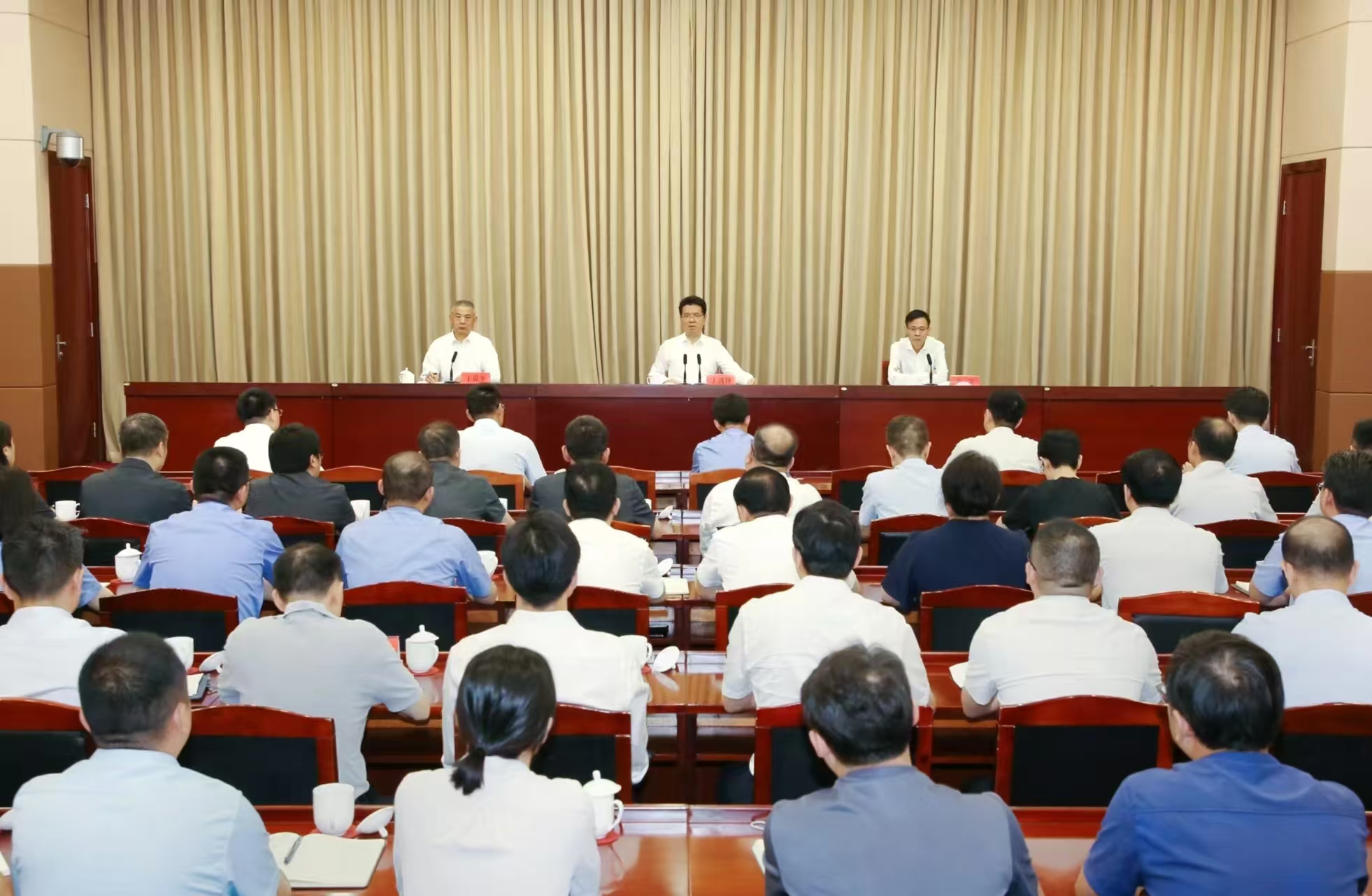 市委政法委召开干部会议 宣布干部任职决定